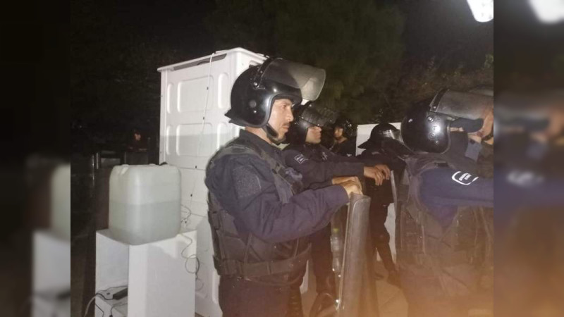 Desalojan a normalistas de la SEE en Morelia, Michoacán