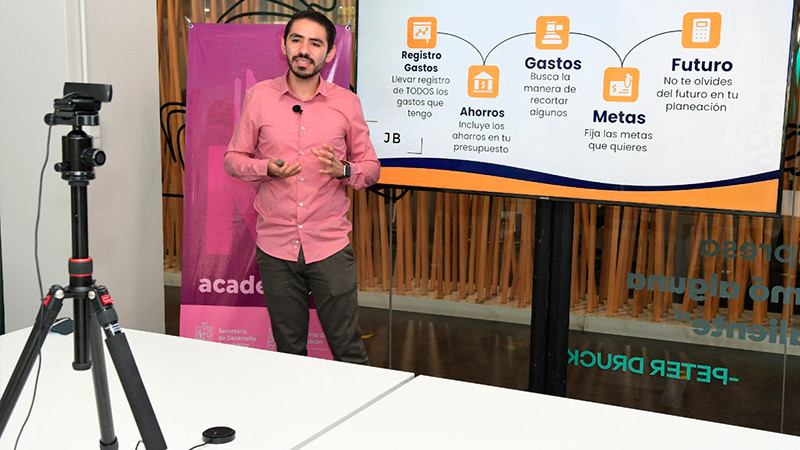  Capacita Sedeco en Finanzas sanas a emprendedores y empresarios 