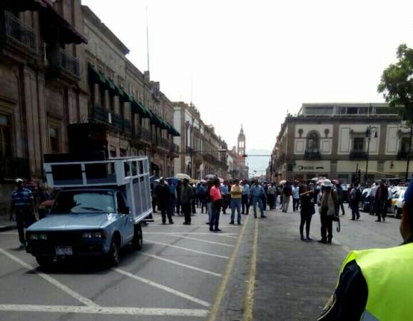 Profesores de la CNTE inician marcha del plantón hacia al SAT de Morelia  