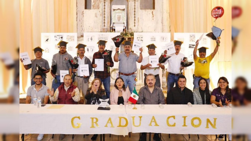 INEA entrega certificados de educación básica a trabajadores del Ayuntamiento de Charo