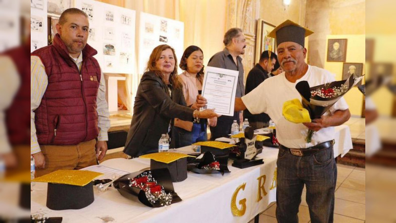 INEA entrega certificados de educación básica a trabajadores del Ayuntamiento de Charo