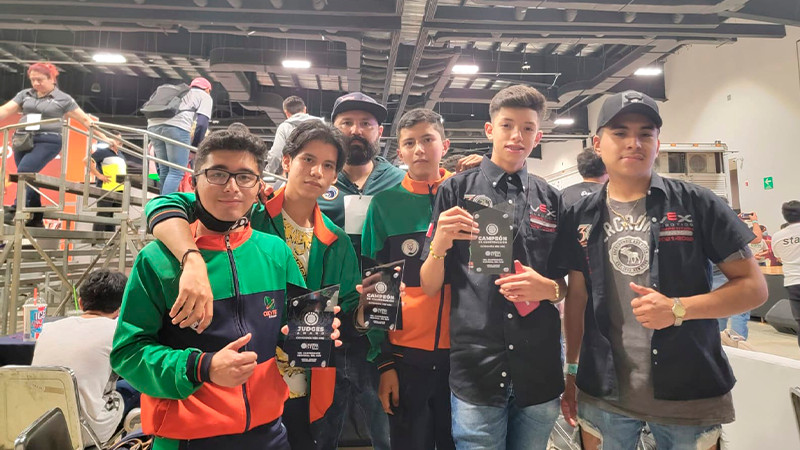 Con dos insignias de campeones y segundo lugar, estudiantes del Cecytem destacan en campeonato de robótica 