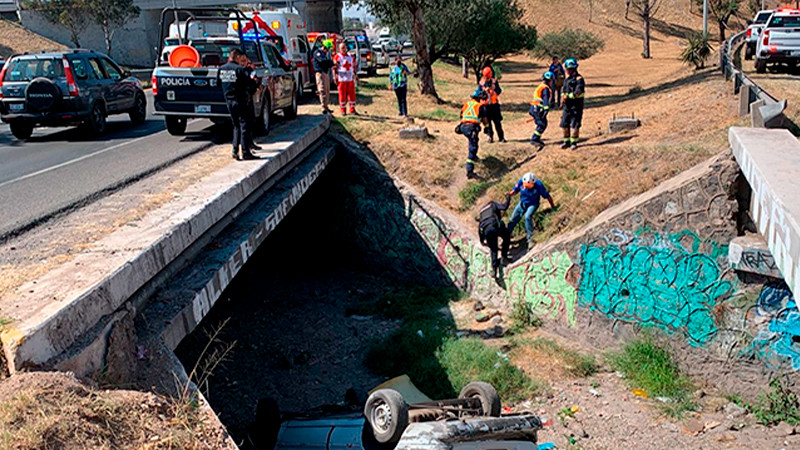 Automóvil cae a dren en la México-Querétaro  