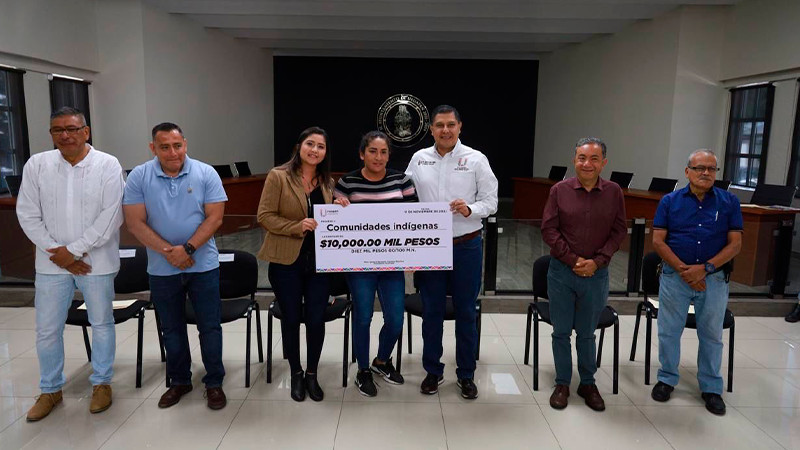Premia Nacho Campos a ganadores del concurso de Altares Monumentales