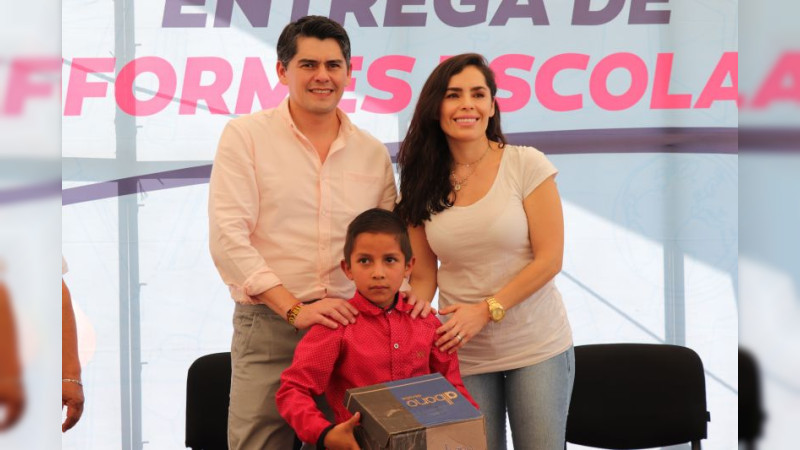 Entrega Toño Ixtláhuac segunda dotación de zapatos a comunidades y escuelas en Zitácuaro