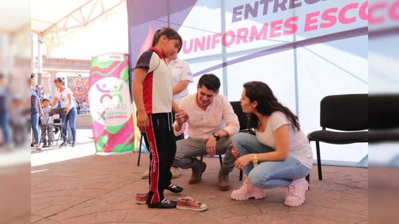 Entrega Toño Ixtláhuac segunda dotación de zapatos a comunidades y escuelas en Zitácuaro