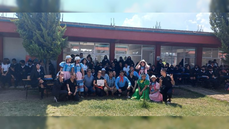 Estudiantes del Cecytem Maravatío estrechan lazos culturales con Colombia