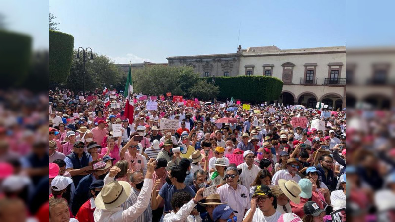 Marchan miles en Querétaro en defensa del INE