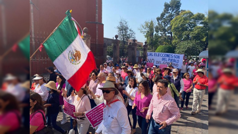 Marchan miles en Querétaro en defensa del INE