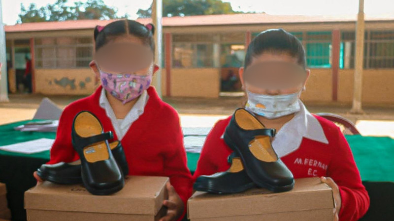 Entregan calzado escolar a alumnos de zonas prioritarias en Uruapan 