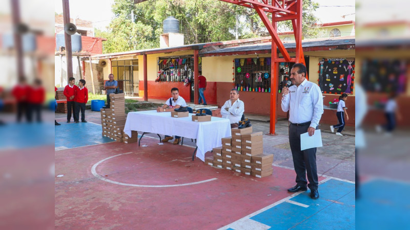 Entregan calzado escolar a alumnos de zonas prioritarias en Uruapan 