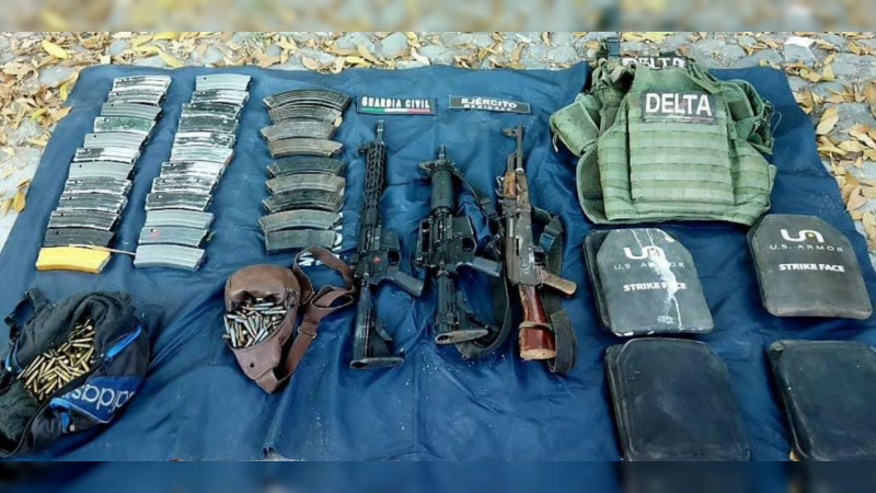 Detienen a tres sicarios del “Grupo Delta” con rifles de grueso calibre y más de mil cartuchos, en Aguililla 