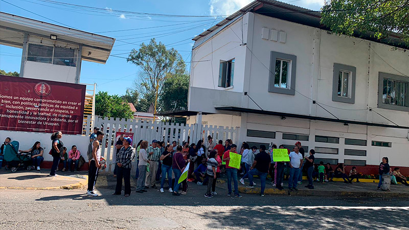 Vecinos de la zona Poniente toman la presidencia municipal de Uruapan 