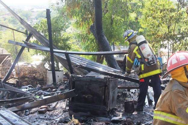 Se incendia precaria vivienda en Apatzingán, Michoacán 