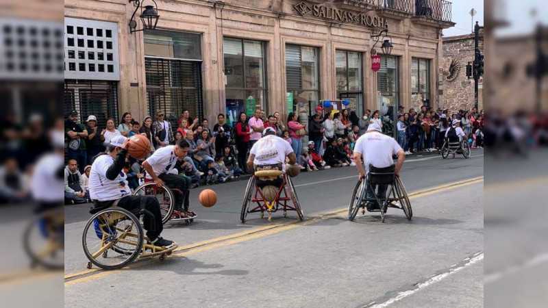 Participan medallistas de Juegos Paranacionales, en desfile cívico de Morelia