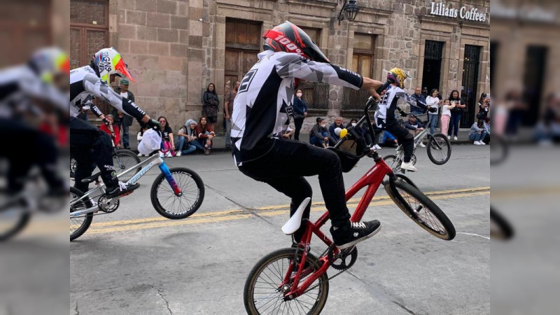 Participan medallistas de Juegos Paranacionales, en desfile cívico de Morelia