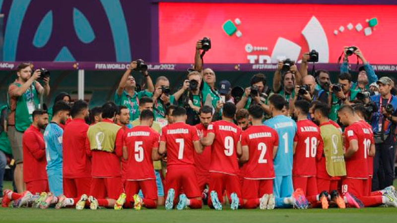 Afición y selección iraní protestan en Qatar en apoyo a las mujeres de su país 