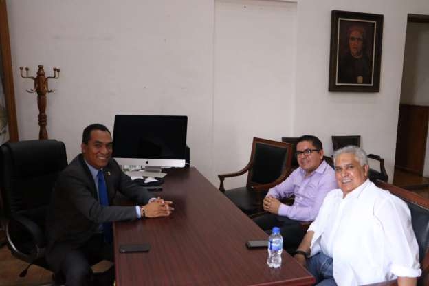 Recibe Adrián López a dirigente del SUEUM  