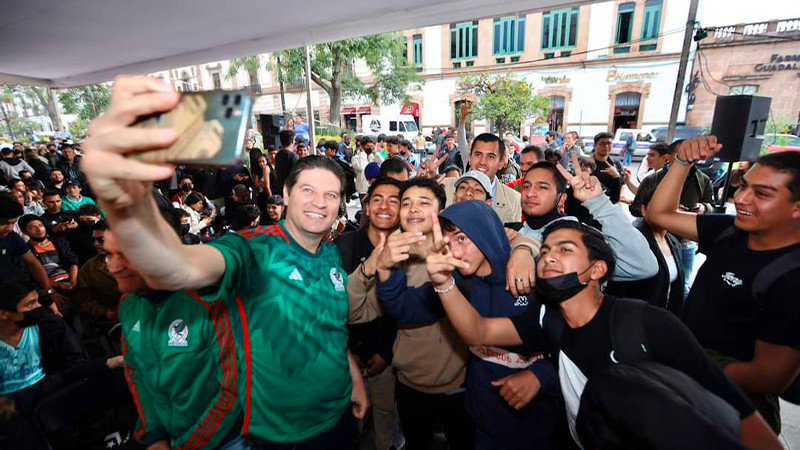 Cientos de morelianas y morelianos disfrutaron del partido de la Selección Mexicana en la Plaza Melchor Ocampo