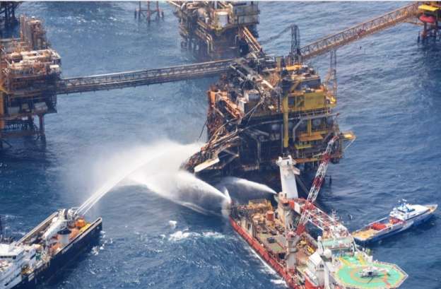 Reportan tres desaparecidos tras incendio en plataforma de Pemex en Campeche 