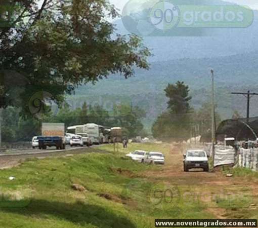 Normalistas secuestran vehículos en Tangancícuaro, Michoacán 