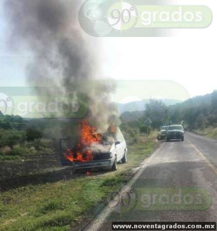 Arde camioneta en carretera de Coeneo, Michoacán 