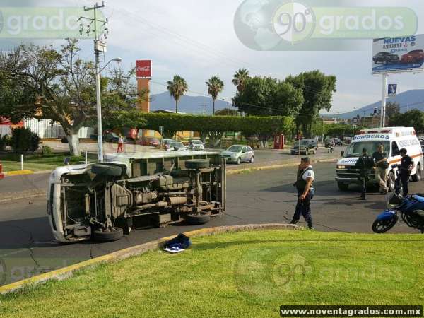 Vuelca camioneta repartidora en Jacona, Michoacán; hay un lesionado 
