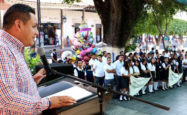 Educación pública, motor para el desarrollo del país: Víctor Manuel Manríquez - Foto 0 