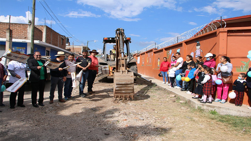 Da banderazo de arranque, presidente municipal de Hidalgo, a los trabajos de pavimentación hidráulica de la Calle Independencia 