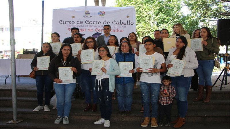 Entregan certificados del Curso de corte de cabello en Ciudad Hidalgo 