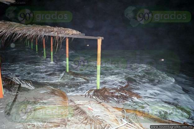 Mar de fondo causa estragos en Lázaro Cárdenas, Michoacán - Foto 0 