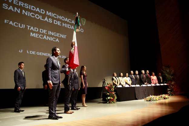 Medardo Serna González, acude a la ceremonia de los 46 egresados de la Facultad de Ingeniería Mecánica - Foto 1 