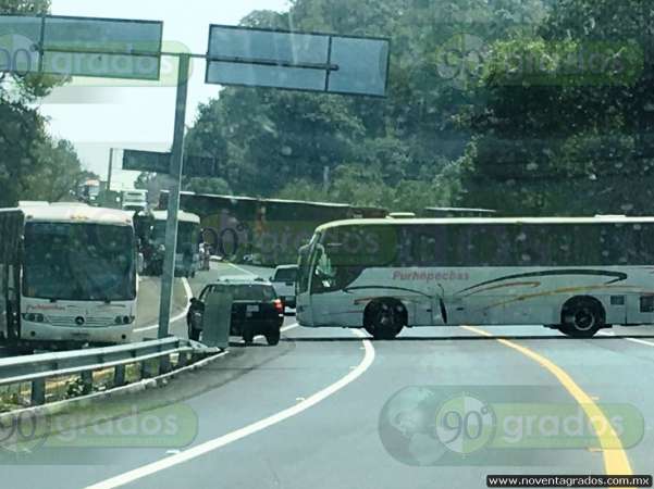 Por segunda ocasión, normalistas bloquean carretera Uruapan - Paracho 