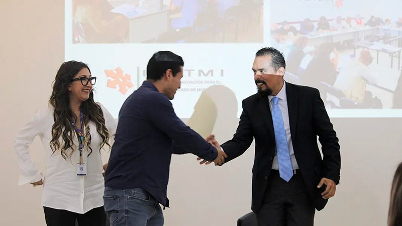 Entrega Icatmi constancias a personal de la Tesorería de Morelia 