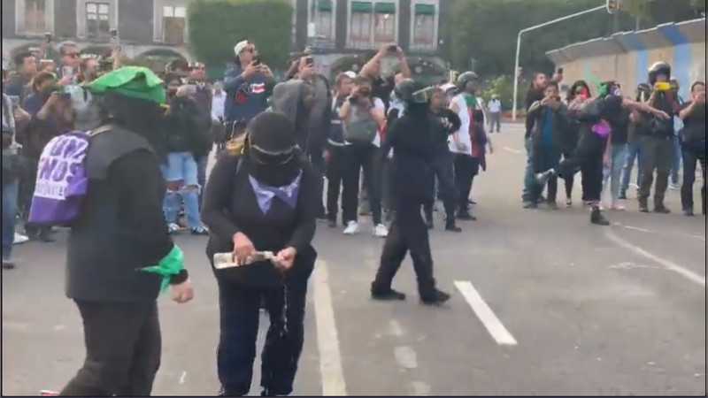 Marcha del 25N en la CDMX concluye con 13 lesionadas; Policía decomisa ...