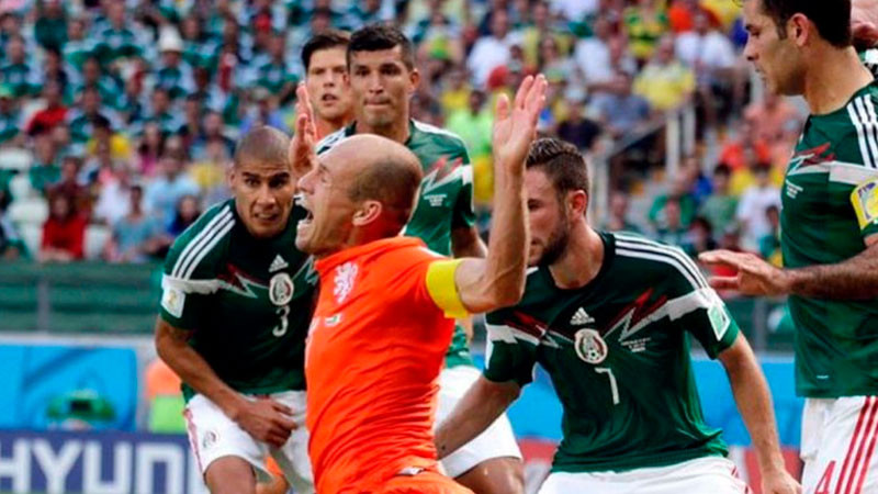 “No era penal”: Sneijder confiesa que no hubo falta de México en Mundial de 2014 