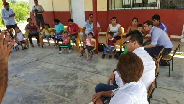 Juan Bernardo Corona entrega apoyos para la educación en San Lucas y Huetamo - Foto 0 