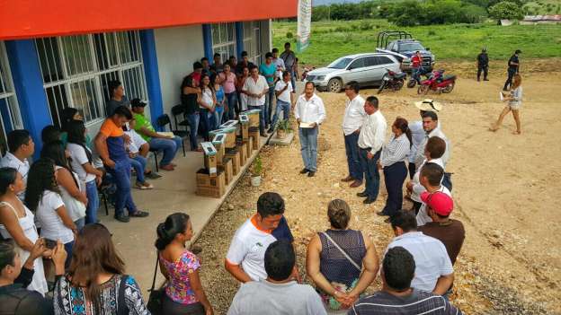 Juan Bernardo Corona entrega apoyos para la educación en San Lucas y Huetamo - Foto 2 