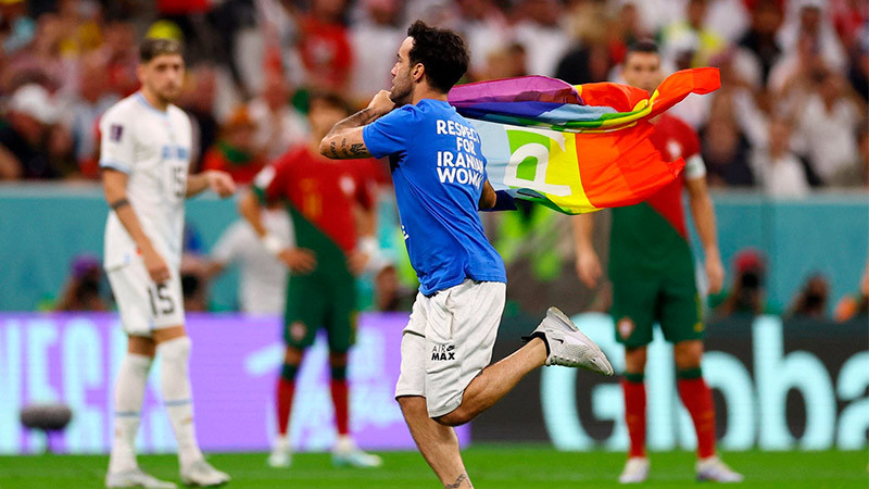 Hombre ingresa con bandera LGBT a cancha durante partido Portugal- Uruguay 