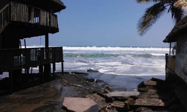 Registran afectaciones en enramadas en playas michoacanas 