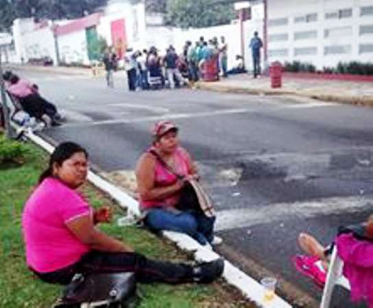 Indígenas toman alcaldía de Uruapan, Michoacán, y causan caos vehicular 