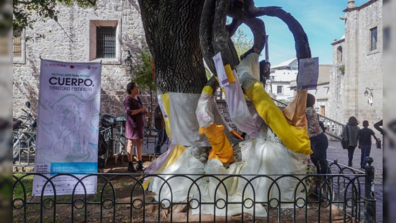 Concluye TALLER de Teñido Artesanal Textil del festival Arte para Todxs con intervención en Las Rosas
