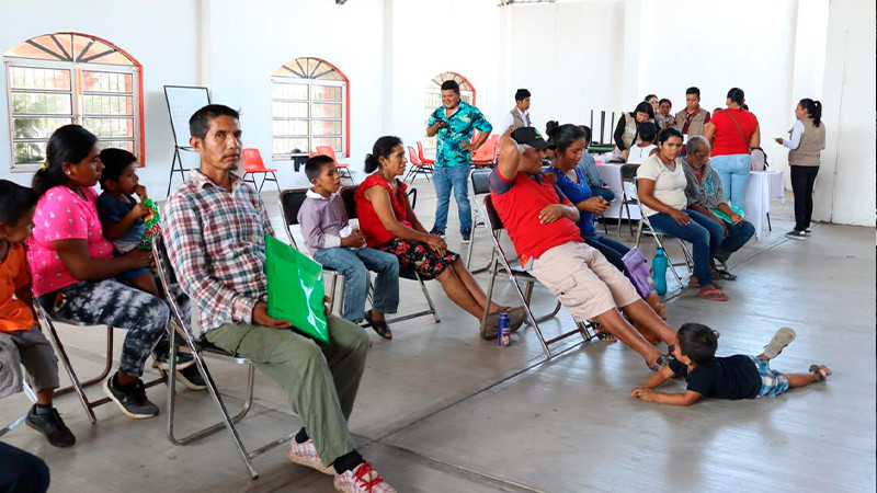 Lleva Sedebi apoyos a personas con discapacidad de 30 a 64 años de Aquila y Coahuayana