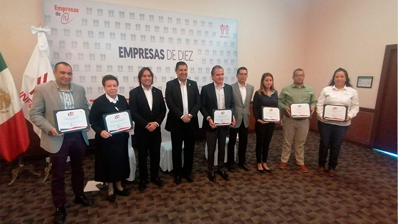 Entregan reconocimientos a empresas de Diez Plus cumplidas ante Infonavit en Uruapan