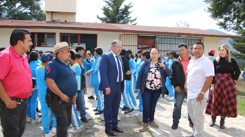 Edil de Ciudad Hidalgo rehabilitó aula en la Escuela Telesecundaria Sor Juana Inés de la Cruz