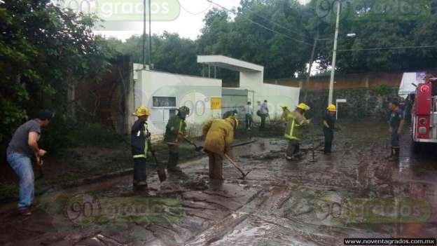 Rescatan bomberos de Uruapan a familias en desgracia - Foto 1 