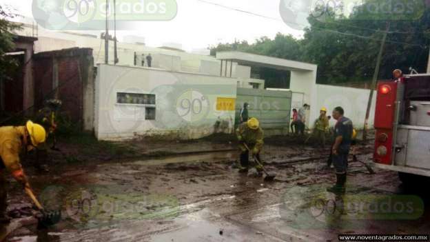 Rescatan bomberos de Uruapan a familias en desgracia - Foto 2 
