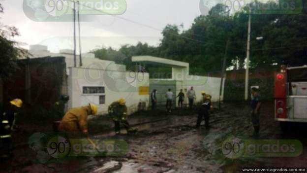 Rescatan bomberos de Uruapan a familias en desgracia - Foto 3 