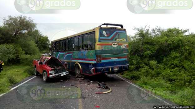 Sujeto fallece prensado en accidente vehicular en Chucándiro - Foto 1 