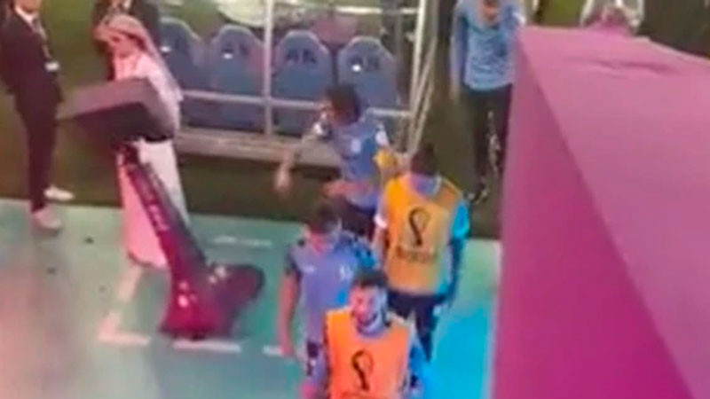 Jugador explota tras eliminación de Uruguay en el mundial y golpea el monitor del VAR 
